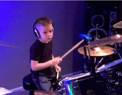6歳の天才ドラマー「アベリー・モレック君」のドラムテクニックが凄い（動画）