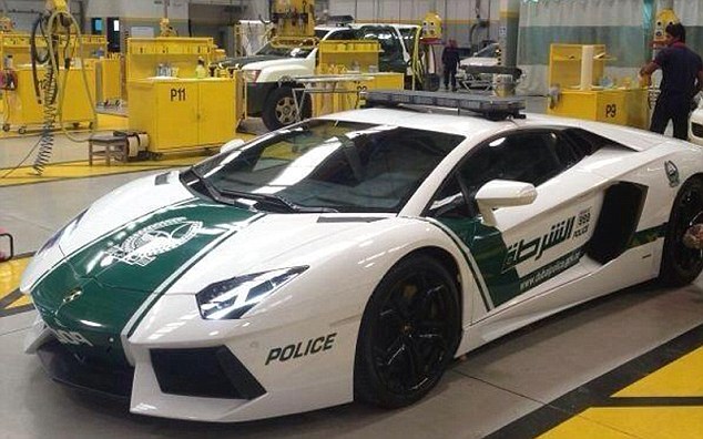 ドバイ警察の白と緑のパトカー「ランボルギーニ・アヴェンタドール」