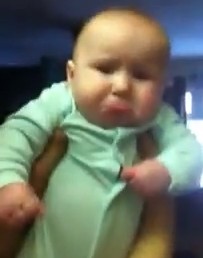 お父さんのキスが嫌いな赤ちゃん（動画）