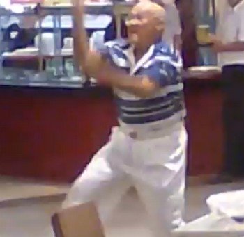ブラジルの陽気なお爺ちゃん、ビートルズのヘルプ！を聴いて踊りだす（動画）