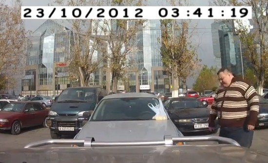 ロシアの駐車場で追突された車のドライブレコーダーが面白すぎる（動画）