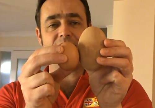 鶏の大きな卵を割ると、卵の中に◯◯◯が入っていた（動画）