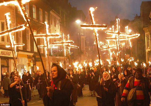 イギリスの不気味なパレード「ガイ・フォークス・ナイト」が凄い（写真）