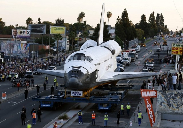 スペースシャトル・エンデバーのLA市街地を通る陸上輸送が凄い（写真）