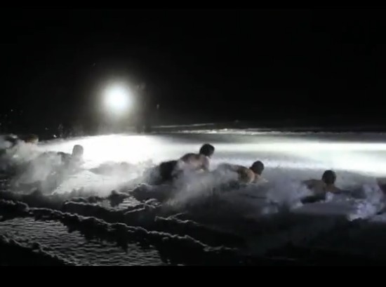 真冬のフィンランドの水泳大会（動画）