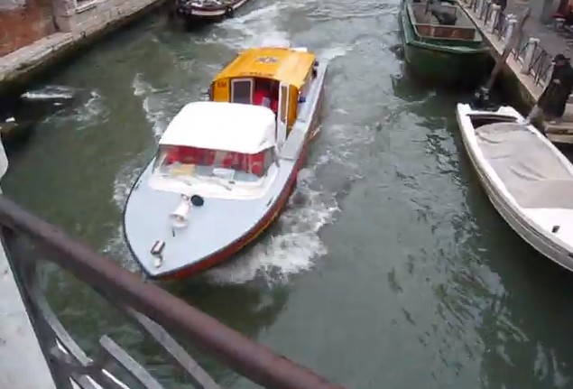水の都ヴェネツィアでは、救急車も運河を走る（動画）