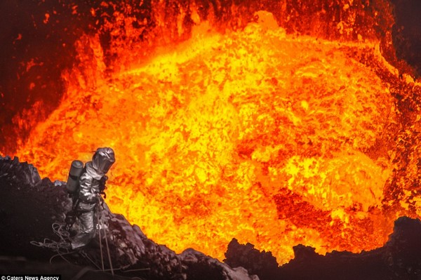 【まるで映画】灼熱の火山火口にギリギリまで近づく調査隊が凄い