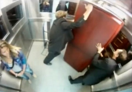 エレベーターの中で棺桶に入った死人が動き出す（ドッキリ動画）