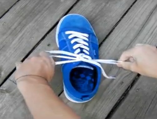 世界最速の靴ひもの結び方（動画）
