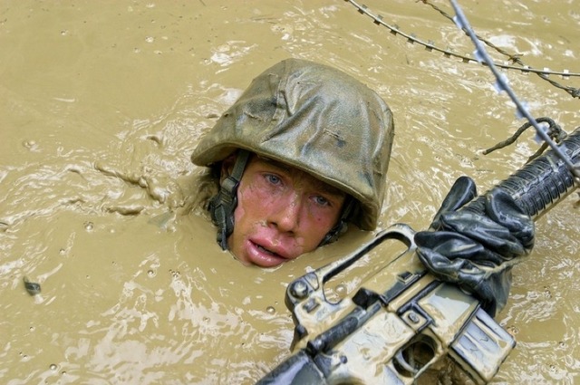 沖縄の米軍海兵隊の泥まみれのジャングル訓練