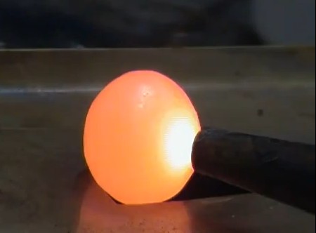 加熱したニッケル球体を水に入れると、面白い音が出る（動画）