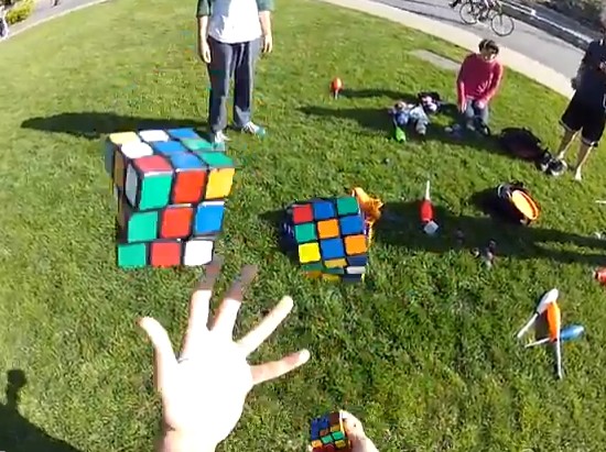 ルービックキューブ3個をジャグリングしながら解いていく男性が凄すぎる（動画）