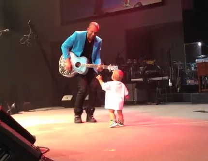 コンサートに赤ちゃん乱入、可愛すぎて父親のコンサートを乗っ取る（動画）