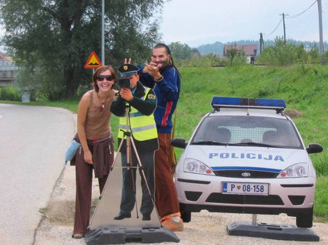 スロベニア警察のスピード違反の取り締まり方法が効率的すぎる（写真5枚）