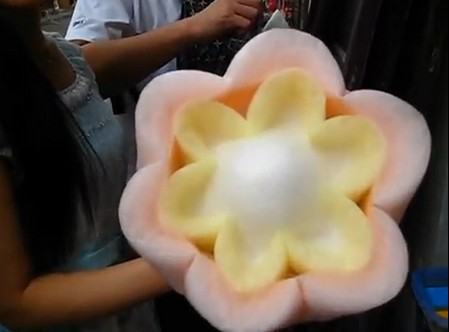 中国の露天商の「花の形をした綿アメ」が凄い（動画）