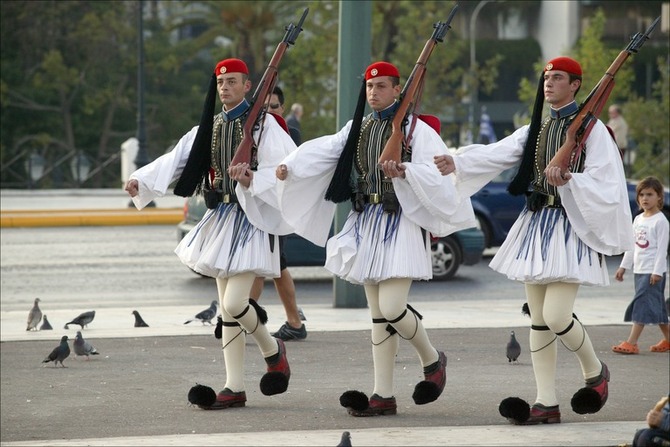 白鳥みたいなスカートをはいたギリシャ衛兵が可愛すぎる（写真12枚）