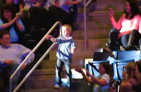 コンサートの観客席で少年がノリノリのダンス披露、コンサートを乗っ取る（動画）