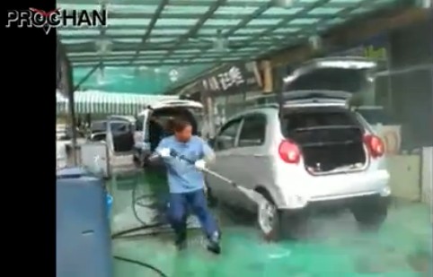 仕事熱心な洗車男（動画）