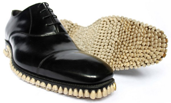 人間の歯を靴底に敷き詰めた不気味な革靴（写真）