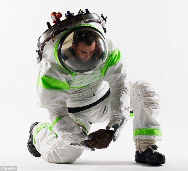 NASAの新しい宇宙服がトイ・ストーリーにそっくりすぎる（写真4枚＋動画）