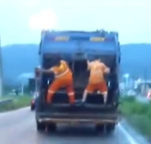 外国のゴミ収集車は、収集員が踊りながらゴミ収集の仕事をする？（動画）