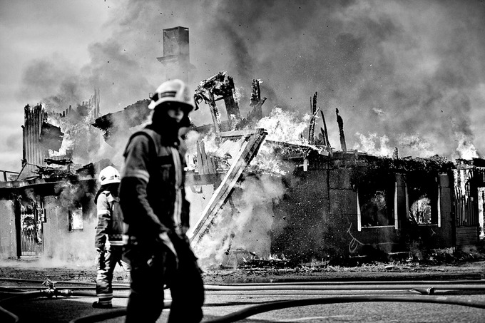 火事で燃えている家の中から撮影した写真が凄い（写真12枚）