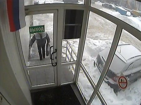 ロシアの郵便配達員、ドアのガラスを蹴破り、手紙を配達する（動画）