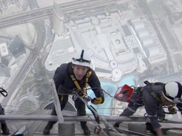 世界一高いビル「ブルジュ・ハリーファ」の窓掃除が凄い（動画）