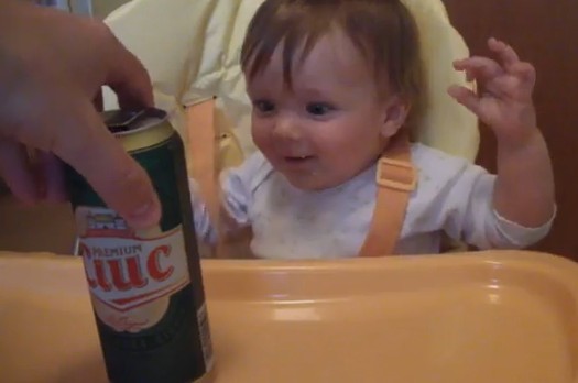 父親のビール缶を見ると、超飲みたそうにする赤ちゃんが可愛すぎる（動画）