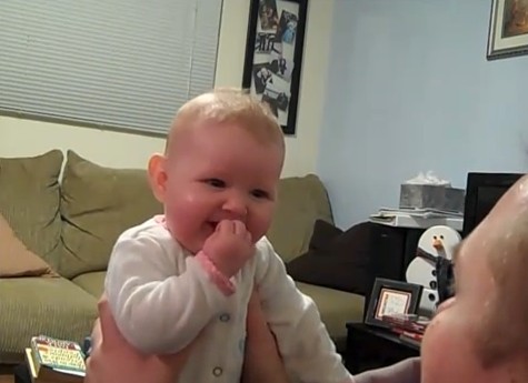 掃除機の音を怖がる赤ちゃん（動画）