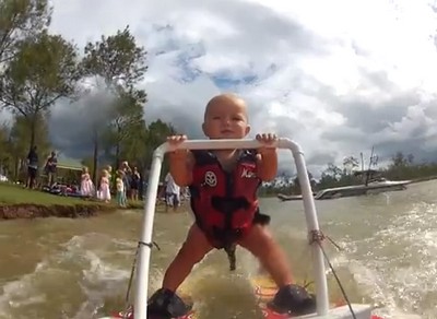 オーストラリアの赤ちゃん、生後7.5ヶ月で水上スキーを乗りこなす？（動画）