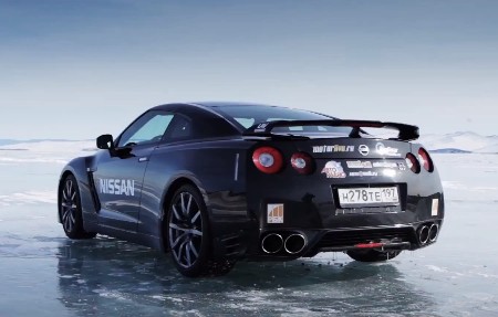 日産GT-R、真冬のバイカル湖でロシアの氷上最速を記録！（動画）