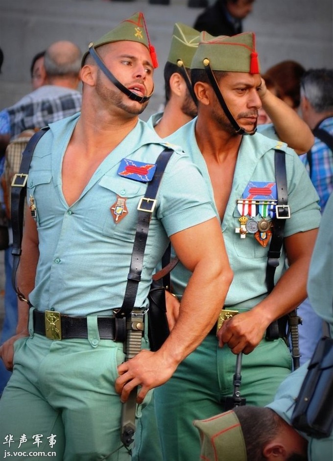 スペイン外人部隊のパレード服がキツキツすぎる（写真14枚）