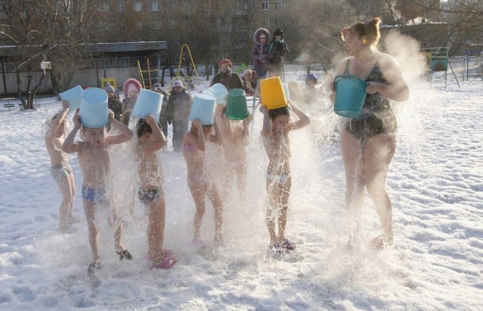 シベリアの幼稚園、気温-20℃の屋外で水浴びをする（写真7枚）