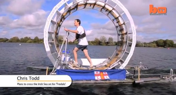 イギリスで海面を歩いて渡れる画期的なボートが開発される（動画）