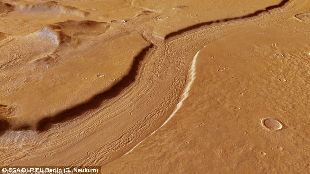 火星に存在する長さ1400kmの川のような巨大構造物（写真6枚）