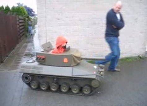 父親が作ったクオリティの高いミニ戦車で遊ぶ息子（動画）