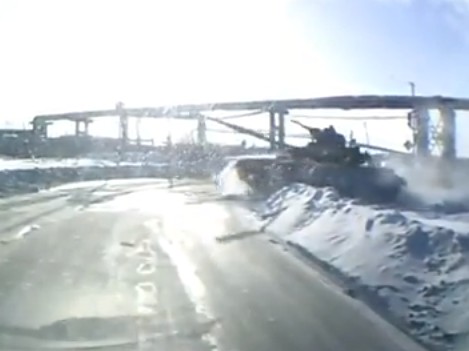 ロシアの公道をドライブしていると、戦車に遭遇することもある！？（動画）