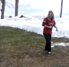 アメリカの湖で民家に押し寄せる「移動する氷床」が発生（動画）