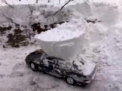 ロシア人は、車の上に雪が積もると、豪快な方法で除雪する？（動画）