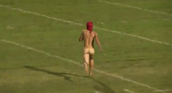 アメフトに全裸男が乱入、逃げ足が速く、逃走成功！その逃走劇が凄い（動画）