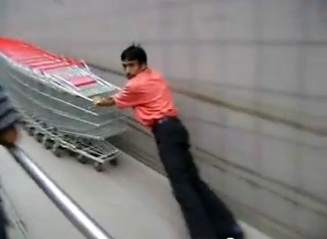 インドのショッピングモールの店員の仕事ぶりが凄い（動画）