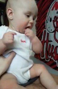 父親の胸毛を美味しそうに食べる赤ちゃん（動画）