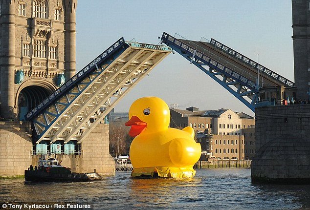 イギリスのロンドン橋を巨大なアヒルが通過（写真）