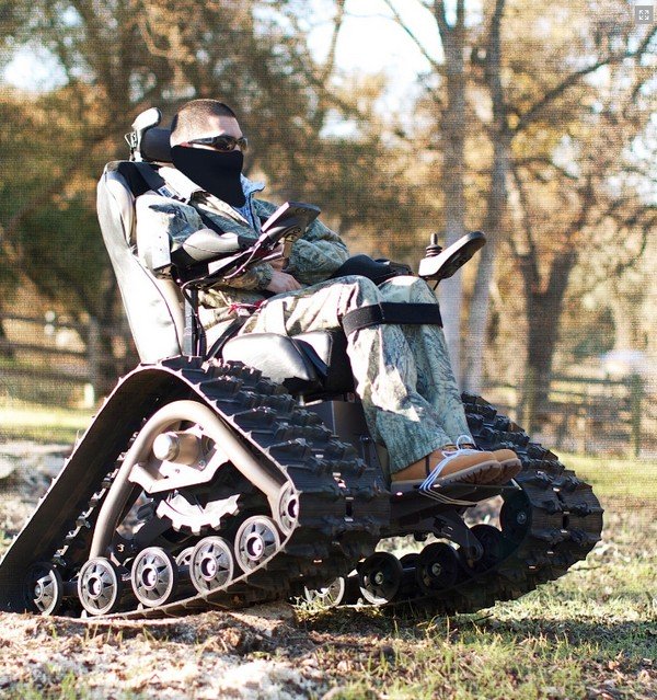 機動力の高いガンタンク風の車椅子が開発される（動画）