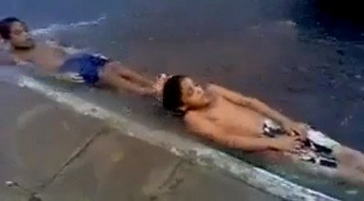 ブラジルの路上ウオータースライダー（動画）