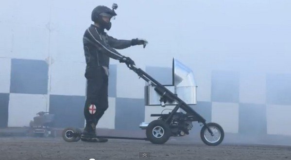 イギリスの世界最速の乳母車、ギネス世界新記録に認定される（動画）