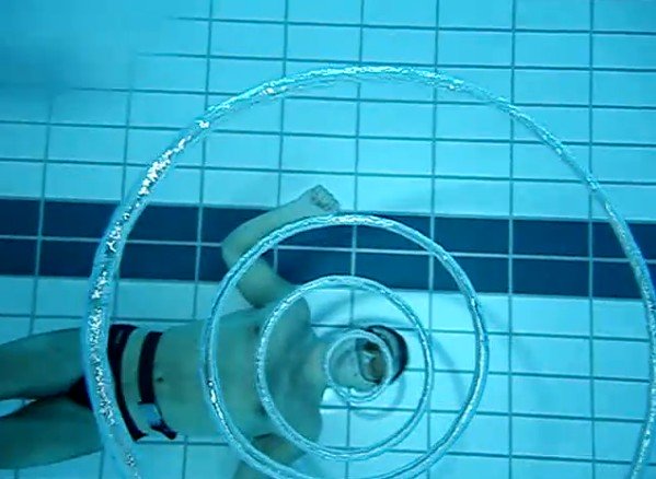 プールの中で「泡のリング」を作る男性が凄すぎる（動画）