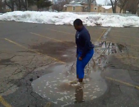 アメリカで水溜りの上を歩くと、とんでもない結末が待っている（動画）