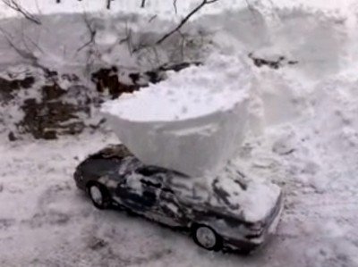 ロシア人は、車の上に雪が積もると、豪快な方法で除雪する?(動画)